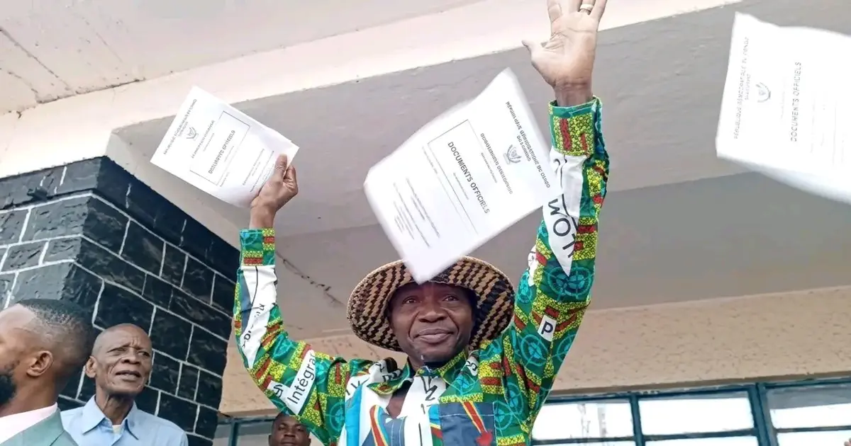 Scandale à Tshikapa : Le maire Faustin Lumuluabu sous le feu des critiques après avoir déchiré la Constitution !