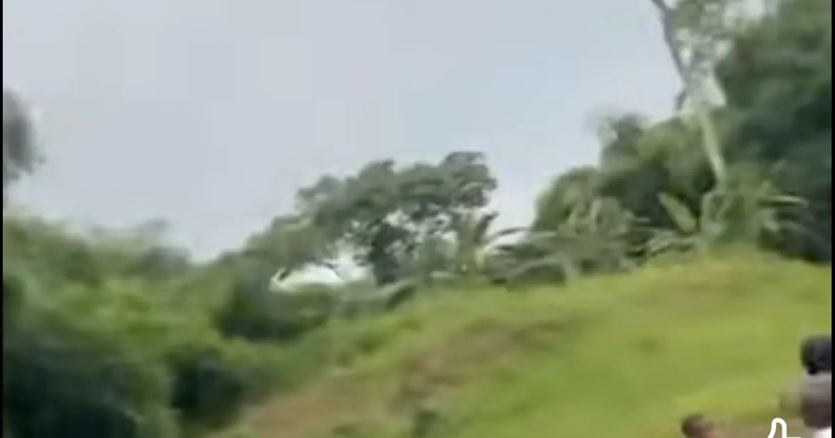 🚨🇨🇩 #RDC : DRAME À KISANGANI, UNE ÉCOLE EN PAILLE S’EFFONDRE EN PLEIN COURS — PLUSIEURS ÉLÈVES BLESSÉS